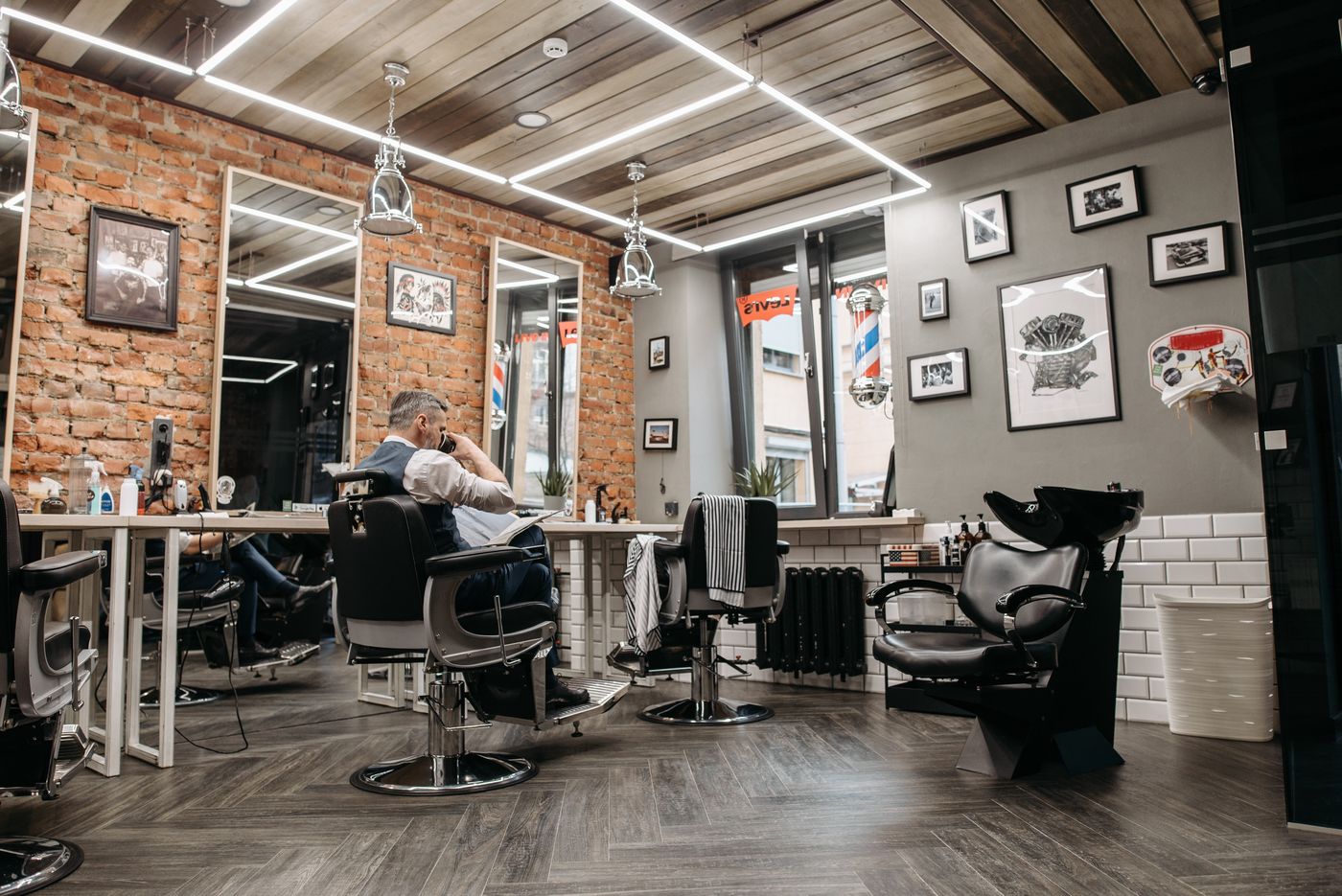 Interior de uma barbearia com cadeiras e espelhos